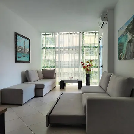 Ina Lungo Mare Vlore-vlora *